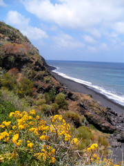 Vue sur la plage de sable noir du volcan Stromboli