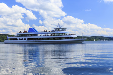 Fototapeta na wymiar Boat trips on Lake Starnberg
