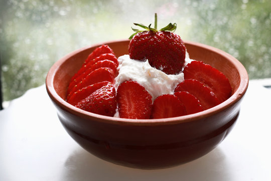 healthy breakfast cottage cheese with strawberries