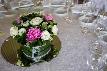 Bouquet di fiori colorati su tavolo apparecchiato