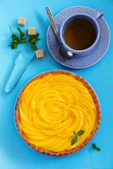 Tart with mango and stuffed with cream cheese.