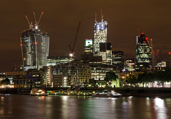 Fototapeta na wymiar London am Themse-Ufer bei Nacht