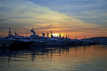 Fototapeta na wymiar sunset behind the boats