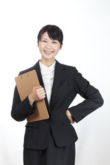 ビジネスウーマン　ボード　喜ぶ　チェック