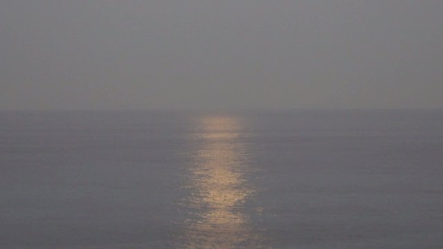 LUNA LLENA MAR PANOR&Aacute;MICA
Panor&aacute;mica de abajo arriba, desde el reflejo de la luna en el mar hasta la la luna.