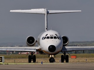 Fototapeta na wymiar Avión de línea MD-82 maniobrando en el aeropuerto de Madrid