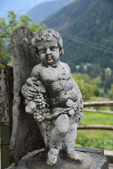 Fototapeta na wymiar statua giardino di casa giardinaggio 