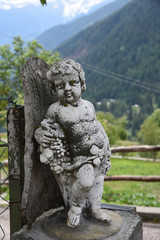 Fototapeta na wymiar statua giardino di casa giardinaggio 
