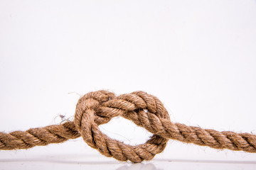 веревка завязанная узлом в форме сердца