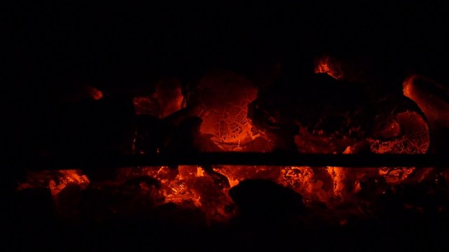 CHIMENEA BARBACOA CARB&Oacute;N
Plano fijo de carb&oacute;n, le&ntilde;a al rojo vivo con chispas