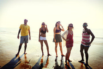 Obraz premium Friendship Enjoying Beach Summer Holiday Concept