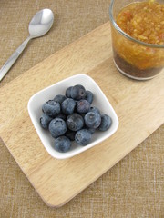 Geschichteter Apfel-Blaubeeren-Smoothie