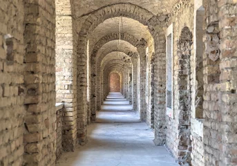 Photo sur Plexiglas Travaux détablissement Castle tunnel with a series of arches in the ruined Bastion fortress in the Slovak city of Komarno.
