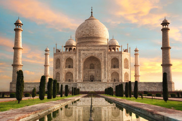 Fototapeta na wymiar Der Taj Mahal beim Sonnenaufgang
