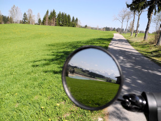 Landschaft im Fahrradr&uuml;ckspiegel