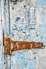   paint in the blue wood door and morocco knocker