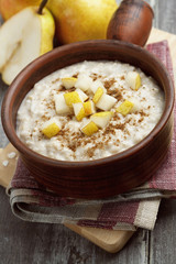 Oatmeal with pear and cinnamon