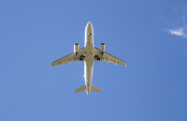 Aereo con carrello abbassato visto da terra
