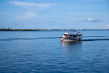 アマゾン川を行く船