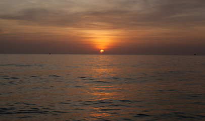 Fototapeta na wymiar Scenic view of beautiful bright sunset above the sea