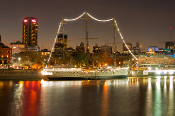 Fototapeta na wymiar Puerto Madero bei Nacht, Buenos Aires Argentinien
