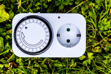 Zeitschaltuhr auf grüner Wiese