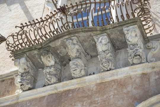 Mascheroni barocchi a  Palazzo Cosentini a Ragusa Ibla
