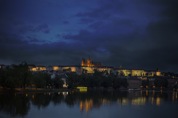 Obraz premium Widok na Most Karola i Zamek w Pradze w nocy.