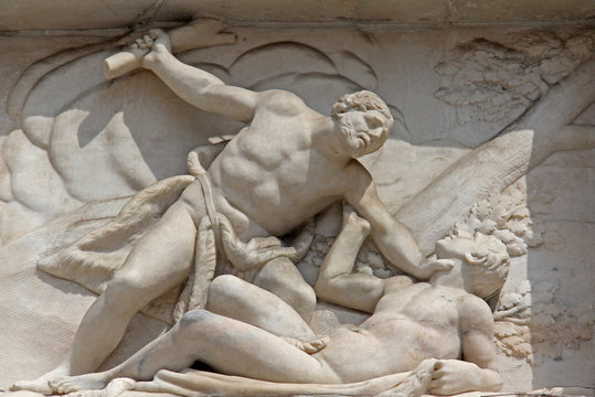 Caino uccide Abele; altorilievo in marmo, facciata del Duomo di Milano