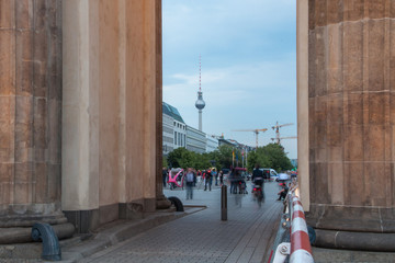 Blick zum Fernsehturm vom Brandenburger Tor aus © flyingcam