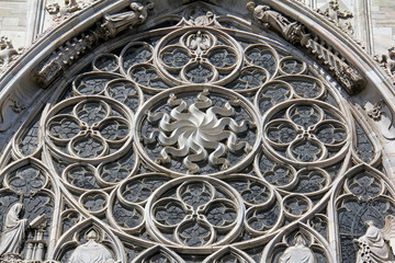 rosone con la "raza"; finestrone absidale del Duomo di Milano