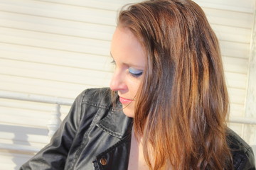 mujer de perfil mirando hacia abajo