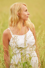 Une femme enceinte posant dans l'herbe