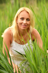 Une femme enceinte posant dans l'herbe