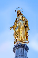 Fototapeta na wymiar Virgin Mary golden statue