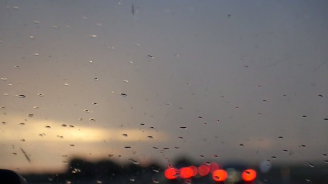 GOTAS LLUVIA PARABRISAS TORMENTA
Plano desde dentro del coche en circulaci&oacute;n de las gotas de lluvia en el parabrisas bajo una tormenta 