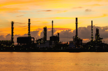 Fototapeta premium Oil refinery along the river at Dusk (Bangkok, Thailand)