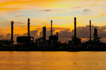 Fototapeta premium Oil refinery along the river at Dusk (Bangkok, Thailand)