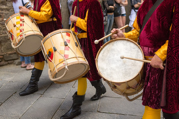 Suono di tamburi in parata, Cortona, Toscana, Italia