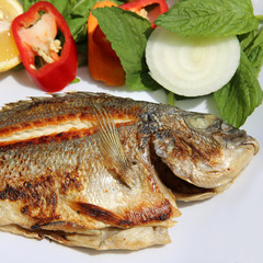 Gegrillte Dorade an Salat. Istanbul