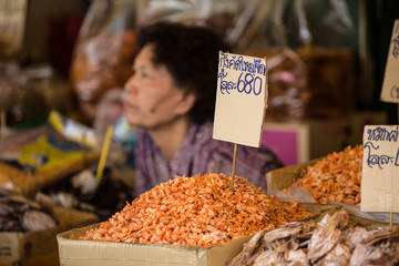 Frau, die in Thailand auf dem Markt Garnelen verkauft