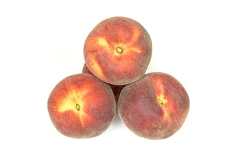 pêches jaunes sur fond blanc