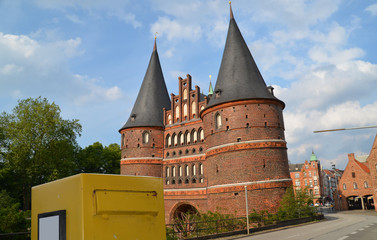 Postkasten vpr Lübecker Holstentor