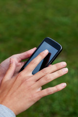 Mujer con un telefono movil en la mano
