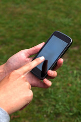 Mujer con un telefono movil en la mano
