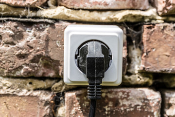 Steckdose auf einer Klinkerwand