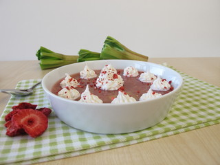 Rhabarber-Erdbeer-Dessert mit Sahnehäubchen