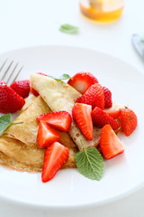crepes with strawberries and honey