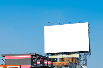 Obraz premium Blank billboard on blue sky.