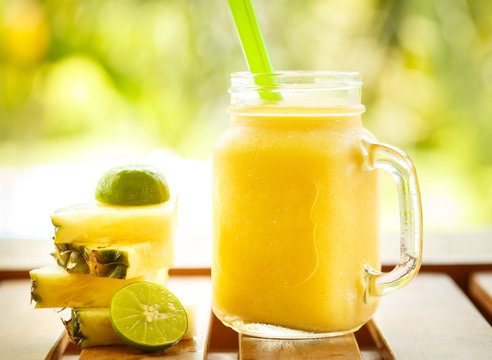Smoothies pineapple with lime